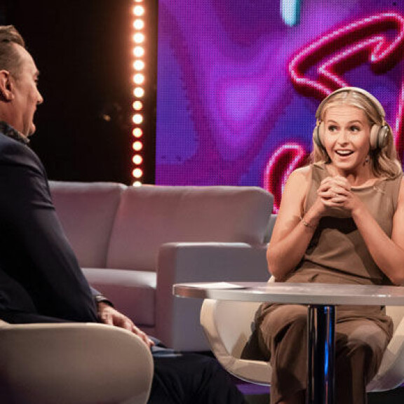 Missikaunotar sanoi juontajalle, että hänen siskonsa mukaan ohjelmassa pitää valita erotiikka-kysymys. Timo koivusalo ja alina Voronkova