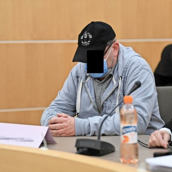 Lapsiporno-vyyhdin päätekijä peitti oikeudessa kasvonsa koronamaskilla. Lapsiporno-vyyhdin päätekijä peitti oikeudessa kasvonsa koronamaskilla.