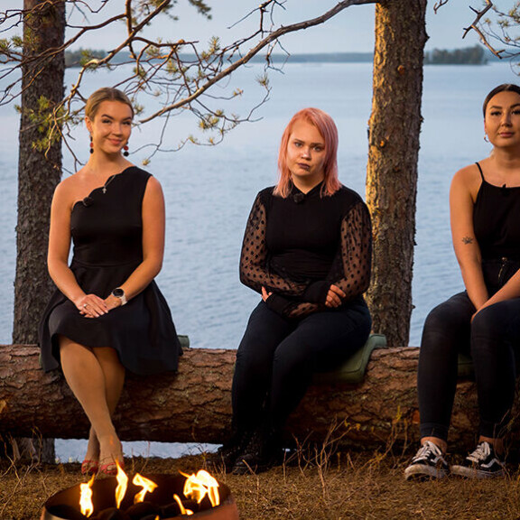 Tämä on varattujen naisten viimeinen yhteinen iltanuotio. TIS