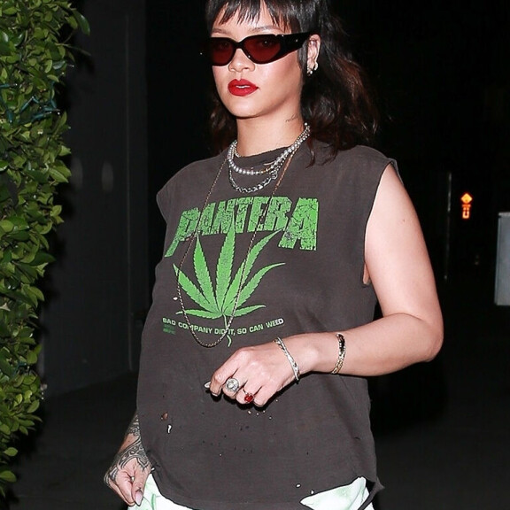 Mitä ihmettä, onko tämä todella Rihanna? Supertähti liki tunnistamattomana ja ryysyisenä tuoreissa paparazzikuvissa - katso! Paparazzikuva