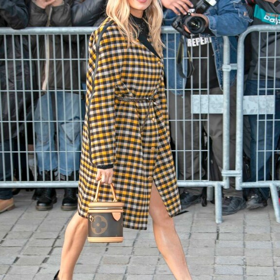 Näyttelijä Sienna Millerin laukku on kuin ökykallis ämpäri! Seiskan muotipoliisi arvioi julkkiskaunotarten syystyylin! Sienna Miller