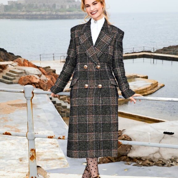 Näyttelijä Sienna Millerin laukku on kuin ökykallis ämpäri! Seiskan muotipoliisi arvioi julkkiskaunotarten syystyylin! Lily James