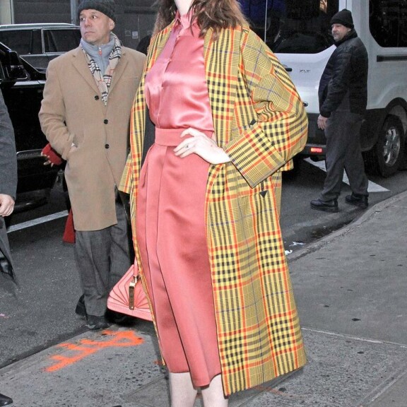 Näyttelijä Sienna Millerin laukku on kuin ökykallis ämpäri! Seiskan muotipoliisi arvioi julkkiskaunotarten syystyylin! Anne Hathaway