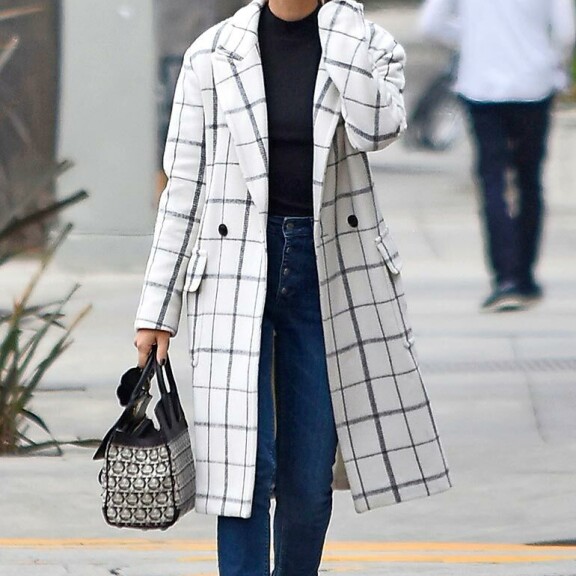 Näyttelijä Sienna Millerin laukku on kuin ökykallis ämpäri! Seiskan muotipoliisi arvioi julkkiskaunotarten syystyylin! Lucy Hale