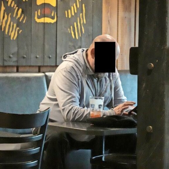 Järkyttävistä rikoksista epäilty päätekijä nautti nestemäisen lounaan oluen muodossa. Järkyttävistä rikoksista epäilty päätekijä nautti nestemäisen lounaan oluen muodossa.