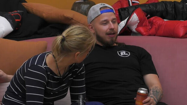 Odottaa yhteistä hotellihuonetta! BB-Arttu herkistyi yöllä ja paljasti tunteensa Ellaa kohtaan: 'Haluan oikeasti nähdä ihan v*tusti' BB-Arttu