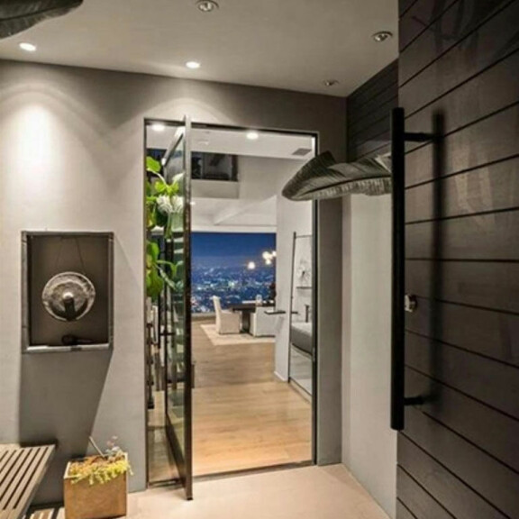 Nicole Scherzinger myy hervotonta luksuslukaaliaan: hintapyyntö yli 6,7 miljoonaa euroa - katso kuvat! 09