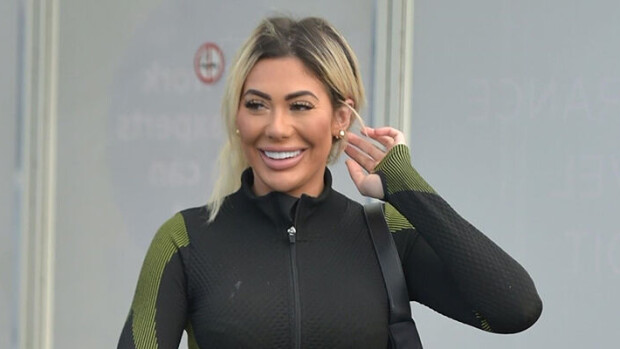 Mahtava peräsin ja pulleat purjeet! Tv-sulotar Chloe Ferryn tiukka jumppa-asu keräsi katseet kaupassa - antavat paparazzikuvat Chloe Ferry