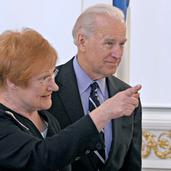 Yhdysvaltojen seuraava presidentti on jätskihullu könsikäs – Seiska selvitti Joe Bidenin taustat! JOe Biden ja Tarja Halonen