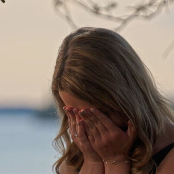 Temptation Island Suomi: Amalia murtuu kyyneliin iltanuotiolla - Sami Kuronen kyseenalaistaa: 'Oletteko sittenkään niin samanlaisia Aarnen kanssa?' Amalia
