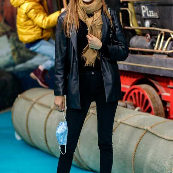 Nicole Wild 13-elokuvan ensi-illassa Berliinissä. American actor Brad Pitt's rumoured girlfriend Nicole Poturalski spotted at the world premiere of the movie Jim Button and the Wild 13 in Berlin.