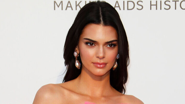 Tyrmäävän kaunis Kendall Jenner, 24, häikäisee tropiikissa narubikineissä - katso Kardashianin perheen uhkeat lomakuvat! Kendall Jenner