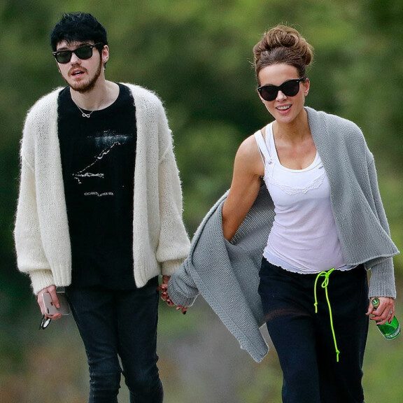 Näistä yhteiskuvista pariskunnan suhdehuhut lähtivät liikkeelle huhtikuussa 2020. T on April 14, 2020** Kate Beckinsale walks hand in hand with 22 year old boyfriend, Goody Grace! The 46 year old actress was seen taking a break from quarantine Sunday afternoon with the young musician. Kate was first spotted with with Goody Grace back in January as the two were seen leaving a party together.