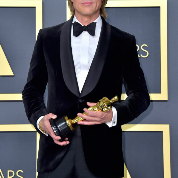 Brad Pitt helmikuussa 2020 voittamansa Oscar-palkintonsa kanssa. Brad Pitt (bester Nebendarsteller in 'Once Upon a Time in Hollywood') beim Photocall der Preisträger bei der Oscar Verleihung 2020 / 92nd Annual Academy Awards im Dolby Theatre im Hollywood & Highland Center in Los Angeles