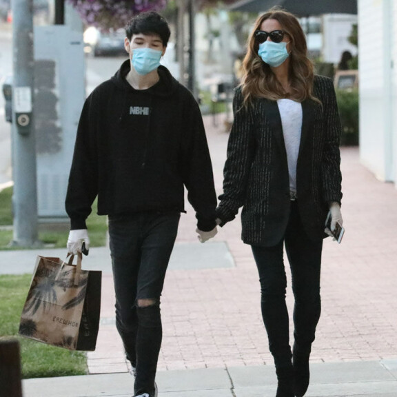 Edes koronapandemian suojavälineet eivät estäneet heitä pitämästä käsistä kiinni romanttisesti. Well mannered Goody Grace opens the door for Kate. ! British actress Kate Beckinsale, 46, holding hands with young boyfriend 22 year old rocker Goody Grace grocery shopping at Erewhon store in Palisades July 2, 2020 ROL/X17online.com