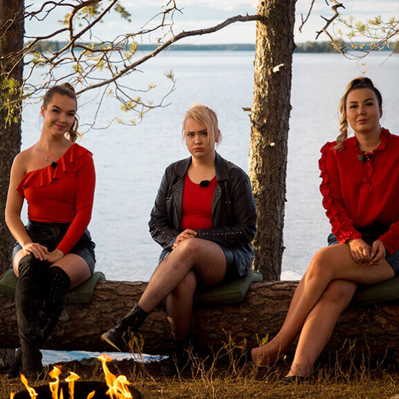 Varatut Amalia, Jenna ja Jonna istuvat tänään iltanuotiolla. Iltanuotioporukka