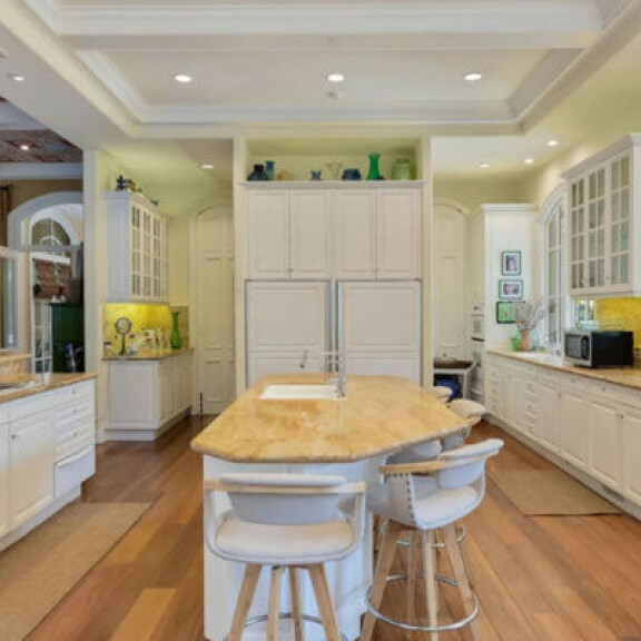 Rokkilegenda Gene Simmons myy ökykartanoaan: lukaalin hinta on lähes 19 miljoonaa - katso kuvat 12