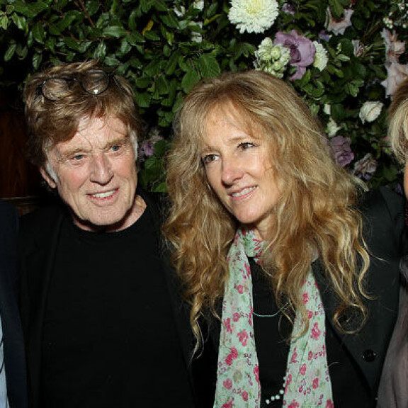 Vasemmalta oikealle James 'Jamie', Robert ja Shauna Redford Jane Fondan seurassa vuonna 2017. james redford robert redford shauna redford jane fonda