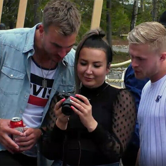 Innokas Jonna toimii illan kuvaajana. TIS