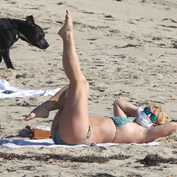 Britney päätti tehdä tehokkaan vatsalihastreenin rannalla. Britney