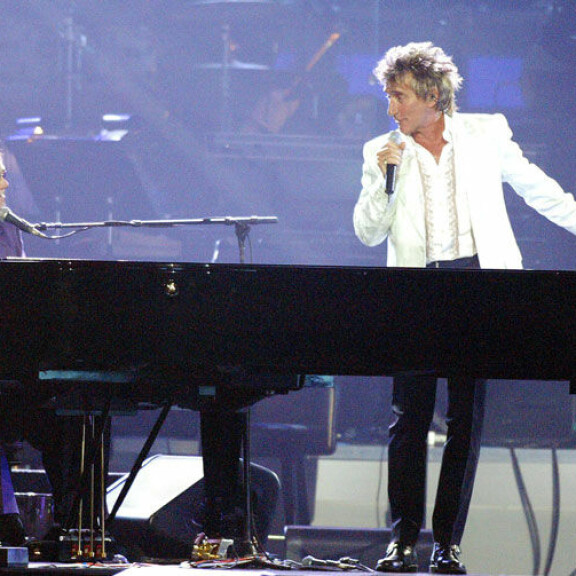 Muusikkolegendat esiintyivät yhdessä Las Vegasissa vuonna 2002. Elton ja Rod