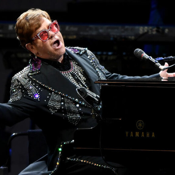 Elton John esiintymässä musiikkifestareilla Austarliassa joulukuussa 2019. elton John