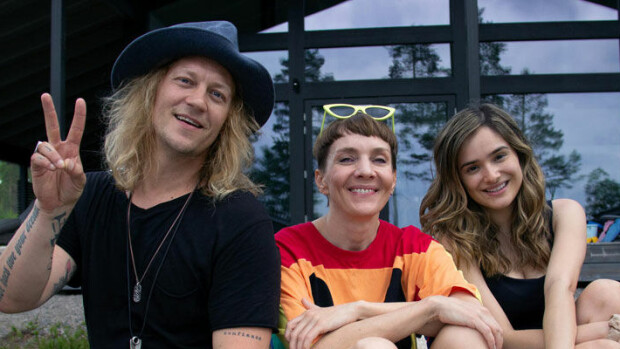 Jukka Hildén avautuu pysäyttävästi tv:ssä: Sekä isä että pikkuveli ajautuivat itsemurhan partaalle alkoholin takia - 'Yöllä tuli puhelu, että Jukka, minä hyppään junan alle' maria veitola yökylässä jukka hilden chachi gonzales