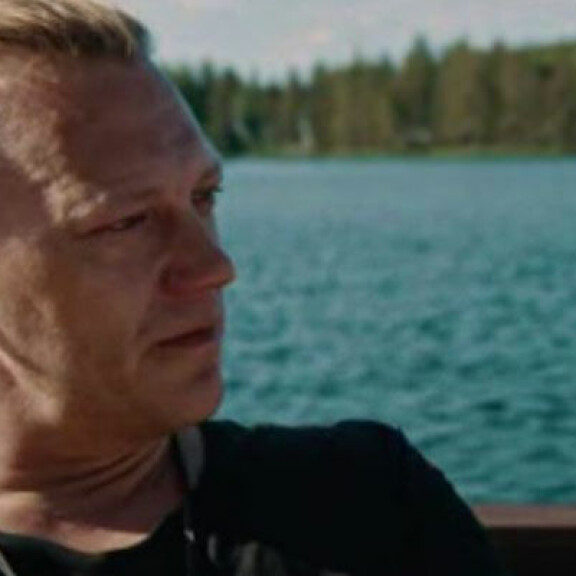 Jukka paljasti herkän puolensa Ähtärissä saunalautan terassilla. Jukka hilden kyynelehtii