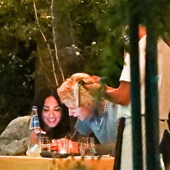 Seksisymboli Megan Fox ja komea räppärirakas huomion keskipisteenä romanttisilla treffeillä - paparazzikuvat eivät sovellu kateellisille! Megan Fox