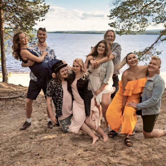 Hittisarjan parisuhdetestissä ovat tällä kertaa sarjan viidenneltä kaudelta tuttu Jonna ja hänen poikaystävänsä Jussi, kuudennella kaudella mukana olleet Viivi ja Lance, Temppari-faneiksi tunnustautuvat Jenna ja Juuso sekä umpirakastuneet Amalia ja Aarne. Hittisarjan parisuhdetestissä ovat tällä kertaa sarjan viidenneltä kaudelta tuttu Jonna ja hänen poikaystävänsä Jussi, kuudennella kaudella mukana olleet Viivi ja Lance, Temppari-faneiksi tunnustautuvat Jenna ja Juuso sekä umpirakastuneet Amalia ja Aarne.