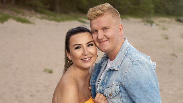 Jussi näkee TIS-iltanuotiolla, kun puoliso Jonna riisuutuu rinnat paljaaksi sinkkumiehen edessä - raju video aiheuttaa paljonpuhuvan reaktion: 'Olen erittäin pettynyt!' Jonna ja Jussi