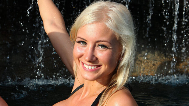 Seksipommi Jessica Edströmillä ei ole tuoreissa kuvissa enää juurikaan riisuttavaa - lukee kirjojakin alasti! Sykähdyttävät kuvat! Jessica Edström