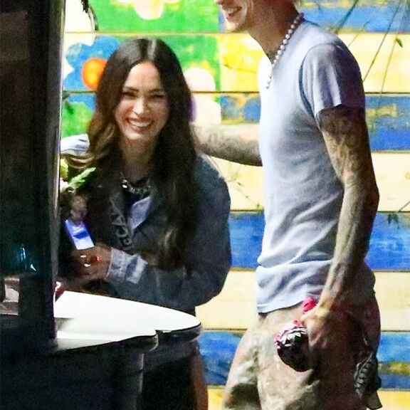 Seksisymboli Megan Fox ja komea räppärirakas huomion keskipisteenä romanttisilla treffeillä - paparazzikuvat eivät sovellu kateellisille! Megan Fox