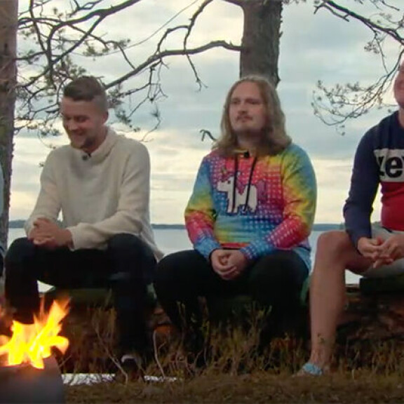 Jussi istuu iltanuotion 'paraatipaikalla' TIS 8 iltanuotio