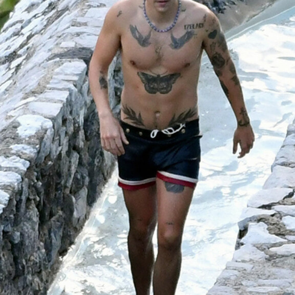 Myös popparin uimahousujen lahkeen alta pilkistää yksi tatuointi. Harry styles italiassa 5