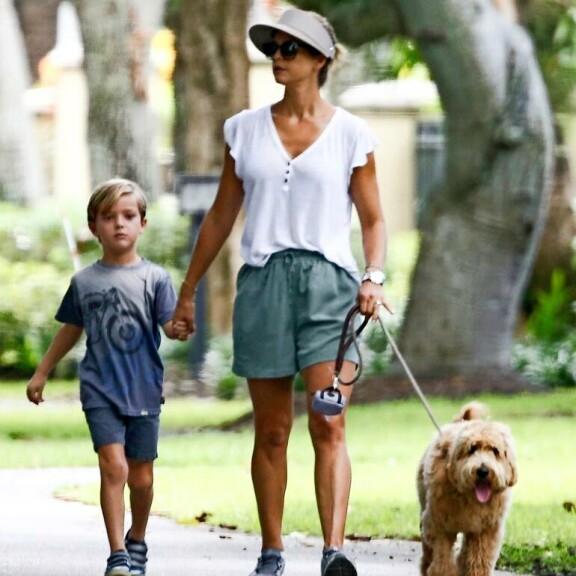 Prinsessa Madeleine ja prinssi Nicolas ulkoiluttivat Teddy-hauvaansa Floridassa. Prinsessa Madeleine ja prinssi Nicolas ulkoiluttivat Teddy-hauvaansa Floridassa.