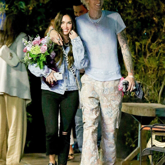 Seksisymboli Megan Fox ja komea räppärirakas huomion keskipisteenä romanttisilla treffeillä - paparazzikuvat eivät sovellu kateellisille! Megan Fox