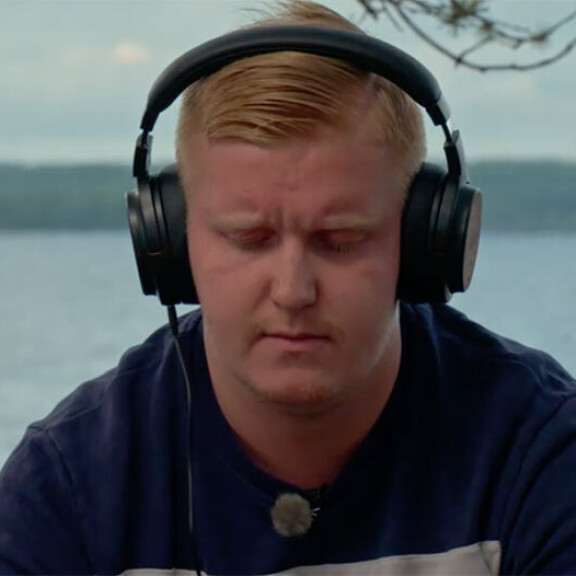 Jussin hymy hyytyy nopeasti videon katsomisen aikana. TIS 8 iltanuotio