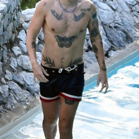 Harry pyyhkäisi tukkansa liimaletille vedestä noustuaan. Harry styles italiassa 4