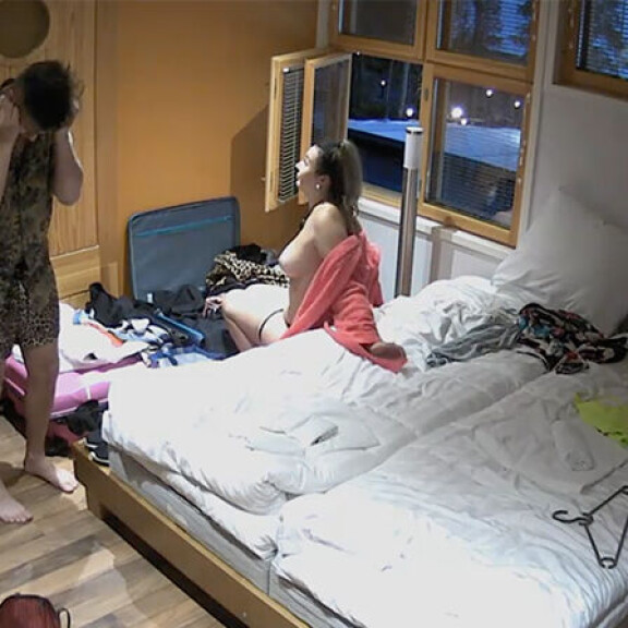 Temptation Islandissa estotonta toimintaa heti avausjaksossa: varattu TIS-Jonna riisuutuu rinnat paljaaksi sinkku-Jonin edessä makuuhuoneessa - Jonin reaktio näkyyn kertoo kaiken! Kuvat! TIS Jonna