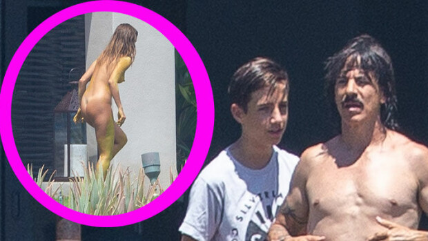 Red Hot Chili Peppersin keulakuva lomalla Meksikossa – laulajan mukana vapaamielisiä naiskaunottaria: nakuilivat huvilalla! anthony kiedis ja alaston nainen