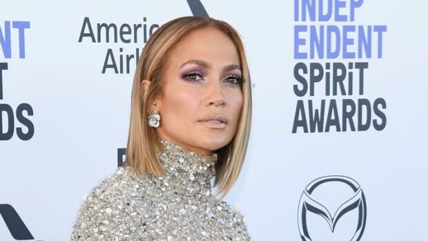 Jennifer Lopezin halkio ja kaula-aukko loksauttivat leuat! Hollywood-kaunottaret tarjoavat metallista hohtoa ja tähtikimallusta – lue Seiskan muotipoliisin arvio! Jennifer Lopez