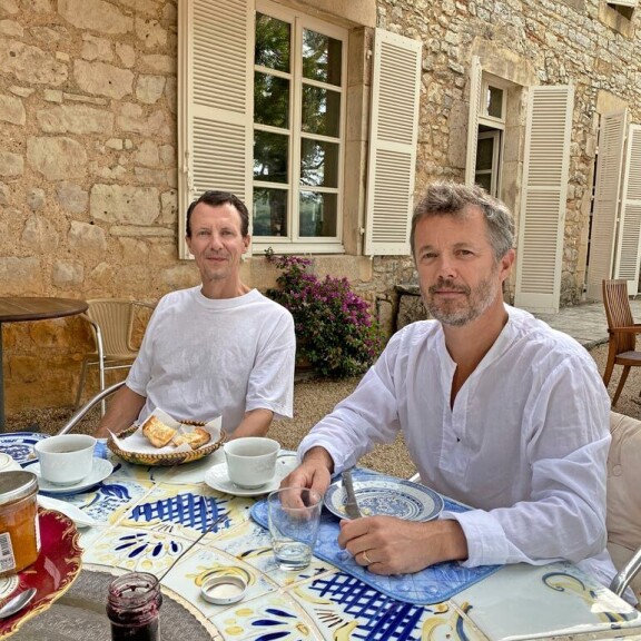 Joachim lepäilee lapsuutensa maisemissa, Cayx’n linnassa, jonka hän peri ranskalaissyntyiseltä Henrik-isältään. Isonveljen vierailu piristi apeaa mieltä. Joachim lepäilee lapsuutensa maisemissa, Cayx’n linnassa, jonka hän peri ranskalaissyntyiseltä Henrik-isältään. Isonveljen vierailu piristi apeaa mieltä.