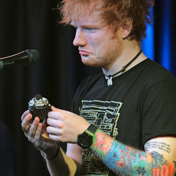 Jared Leto sai irtonaisen korvan, Ed Sheeran löysi kakusta ällöttävän yllätyksen – fanit antavat supertähdille mitä oudoimpia lahjoja! Ed Sheeran