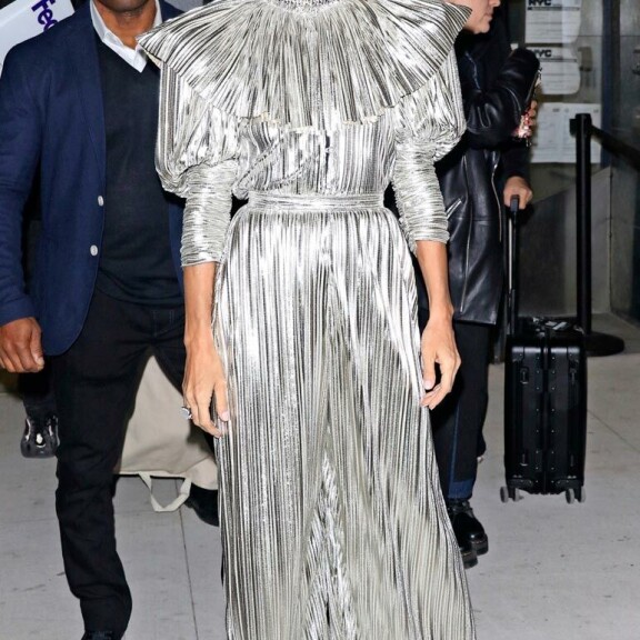 Jennifer Lopezin halkio ja kaula-aukko loksauttivat leuat! Hollywood-kaunottaret tarjoavat metallista hohtoa ja tähtikimallusta – lue Seiskan muotipoliisin arvio! Celine Dion