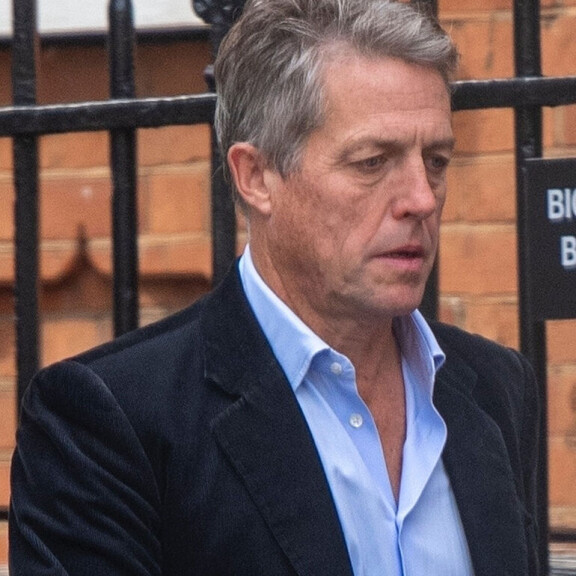 60 vuotta täyttänyt Hugh Grant bongattiin ruotsalaisvaimonsa Annan kanssa - tältä he näyttävät nykyään! Hugh Grant