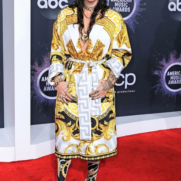 Jared Leto sai irtonaisen korvan, Ed Sheeran löysi kakusta ällöttävän yllätyksen – fanit antavat supertähdille mitä oudoimpia lahjoja! Kesha