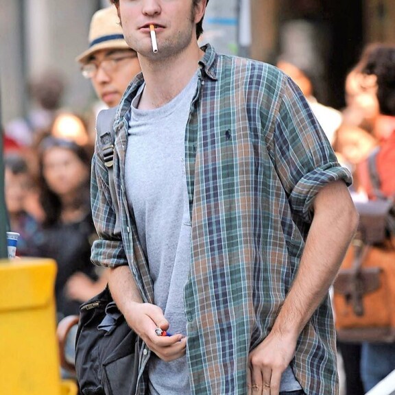 Jared Leto sai irtonaisen korvan, Ed Sheeran löysi kakusta ällöttävän yllätyksen – fanit antavat supertähdille mitä oudoimpia lahjoja! Robert Pattinson