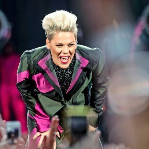 Jared Leto sai irtonaisen korvan, Ed Sheeran löysi kakusta ällöttävän yllätyksen – fanit antavat supertähdille mitä oudoimpia lahjoja! Pink