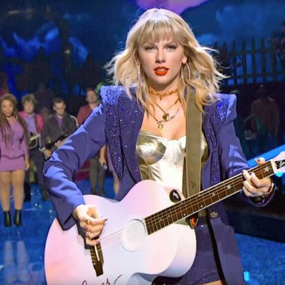 Jared Leto sai irtonaisen korvan, Ed Sheeran löysi kakusta ällöttävän yllätyksen – fanit antavat supertähdille mitä oudoimpia lahjoja! Taylor Swift